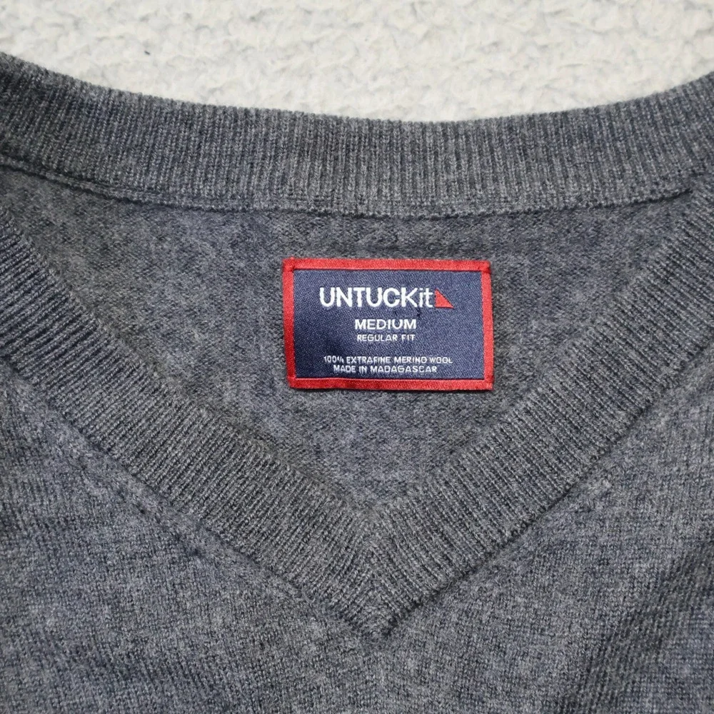 UNTUCKit Spitler V-Neck Sweater Mens Medium Gray Extrafine Merino Wool 40738